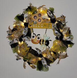 Charming Bee Welcome Wreath with Lights
